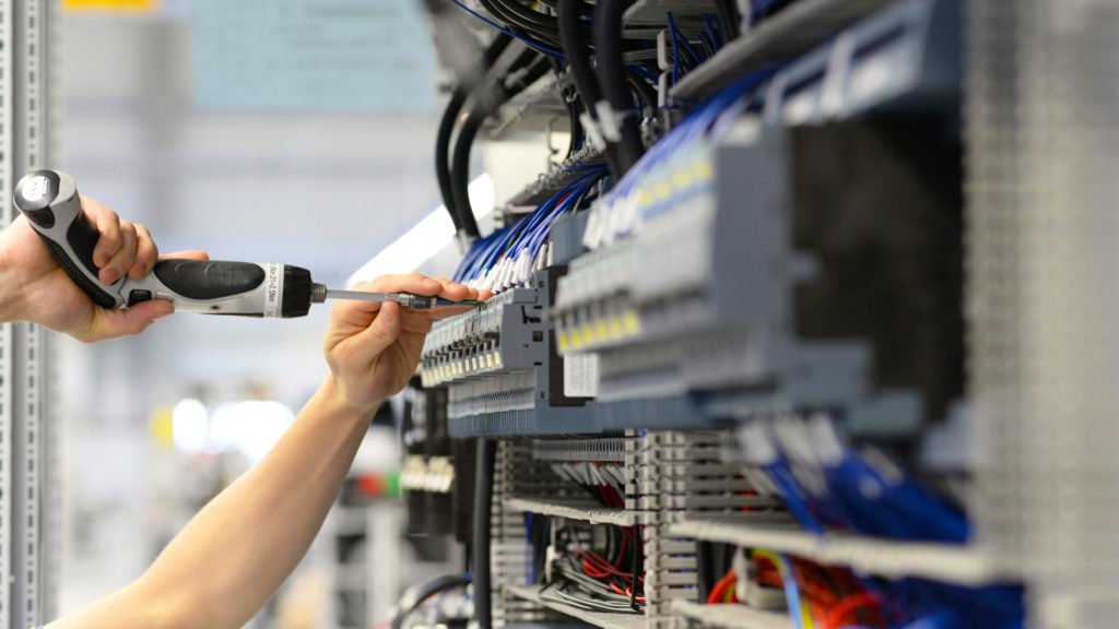 Dienstleistungen Elektrik: Elektrokonstruktion, Schaltschrankbau, Maschineninstallation, Retrofits