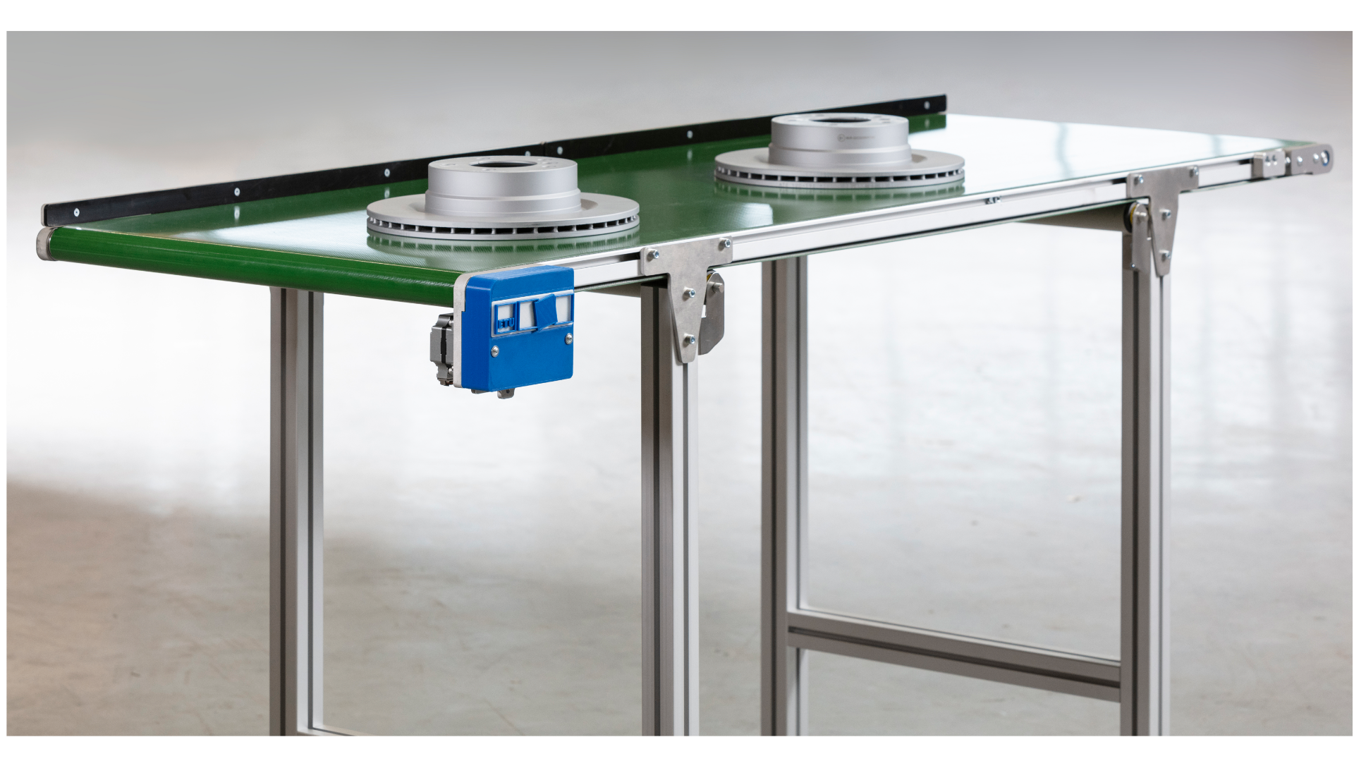 Supply and discharge conveyor technology