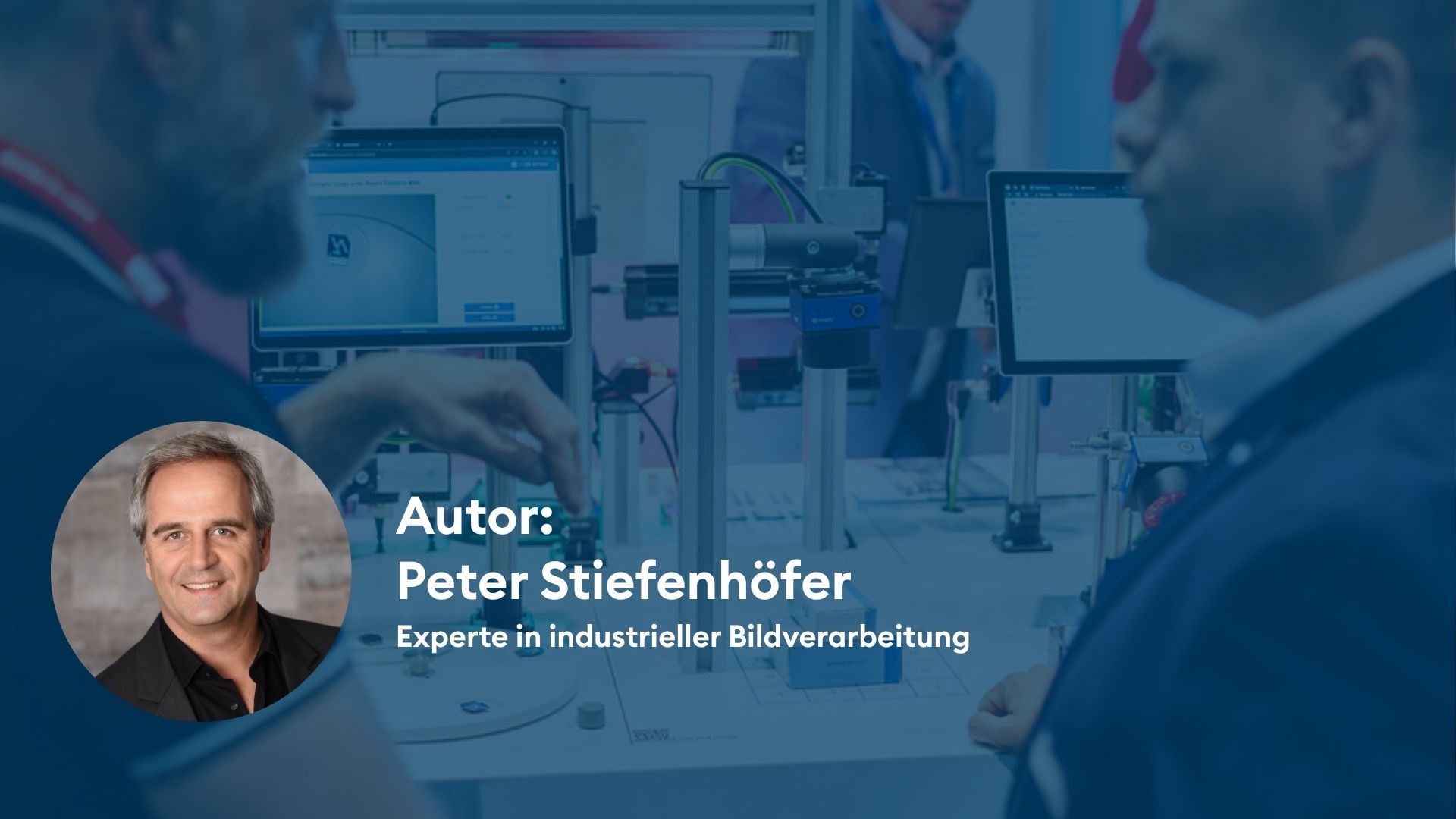 Autor des Artikels Peter Stiefenhöfer vor einer industriellen Kamera