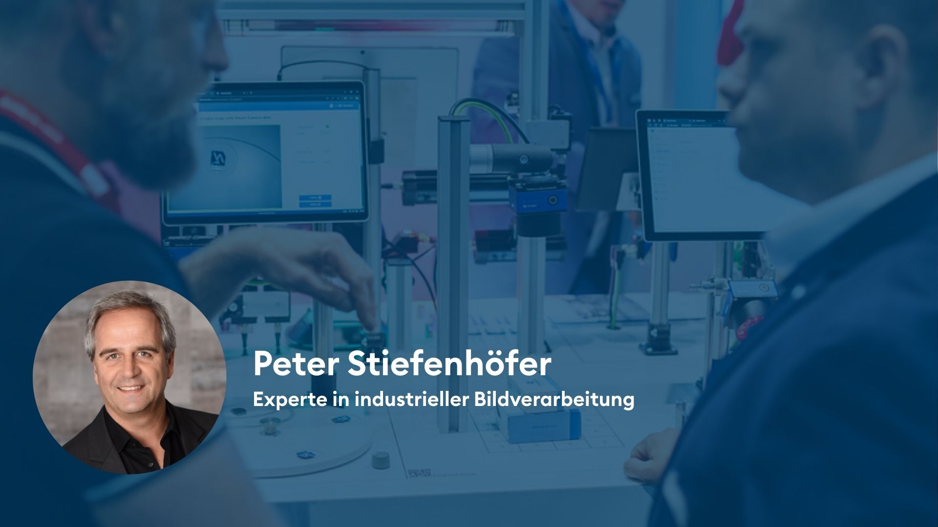 Autor des Artikels Peter Stiefenhöfer vor einer industriellen Kamera