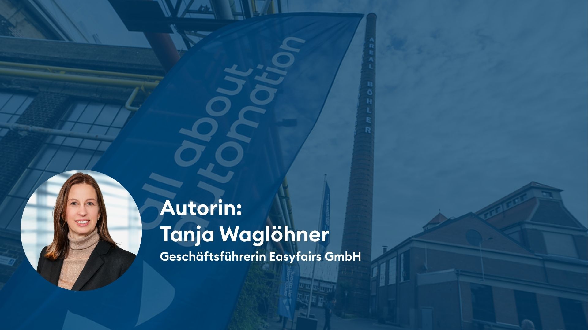 Autorin des Artikels Tanja Waglöhner vor einer Beachflag mit dem all about automation Logo