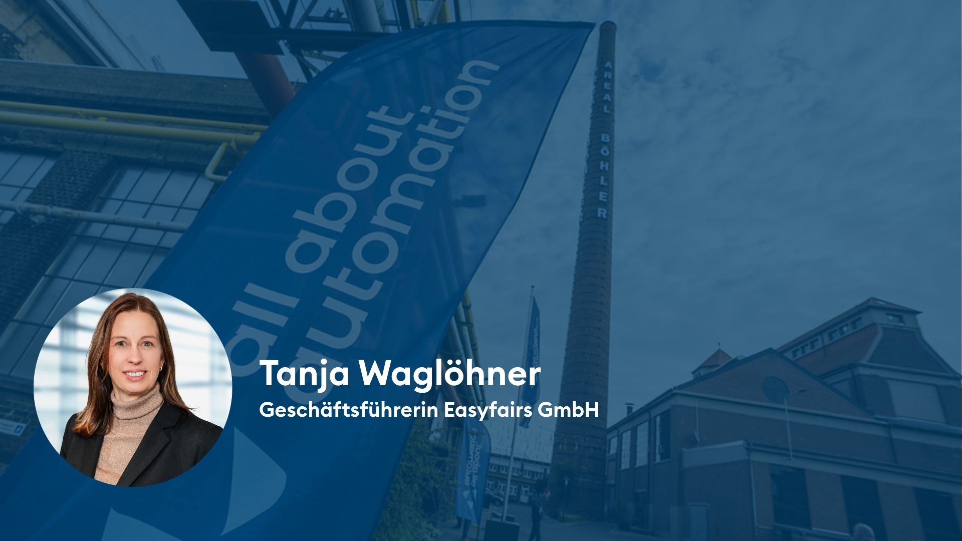 Autorin des Artikels Tanja Waglöhner vor einer Beachflag mit dem all about automation Logo