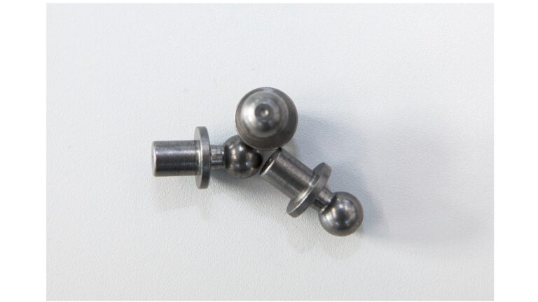 PORTÓN MALETERO AUTOMOCIÓN – RÓTULAS POR ESTAMPACIÓN