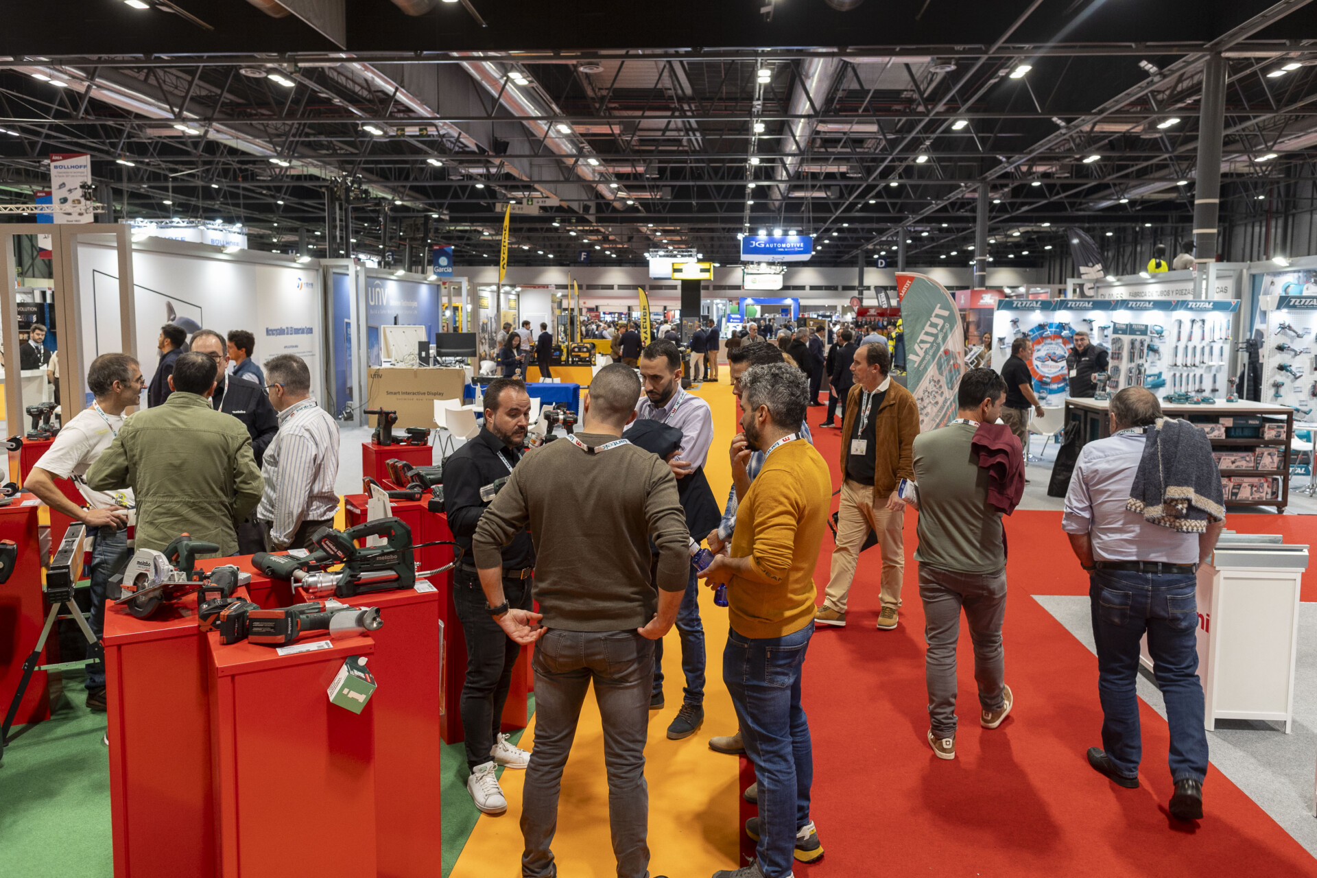 Pasillo de expositores en Advanced Manufacturing Barcelona