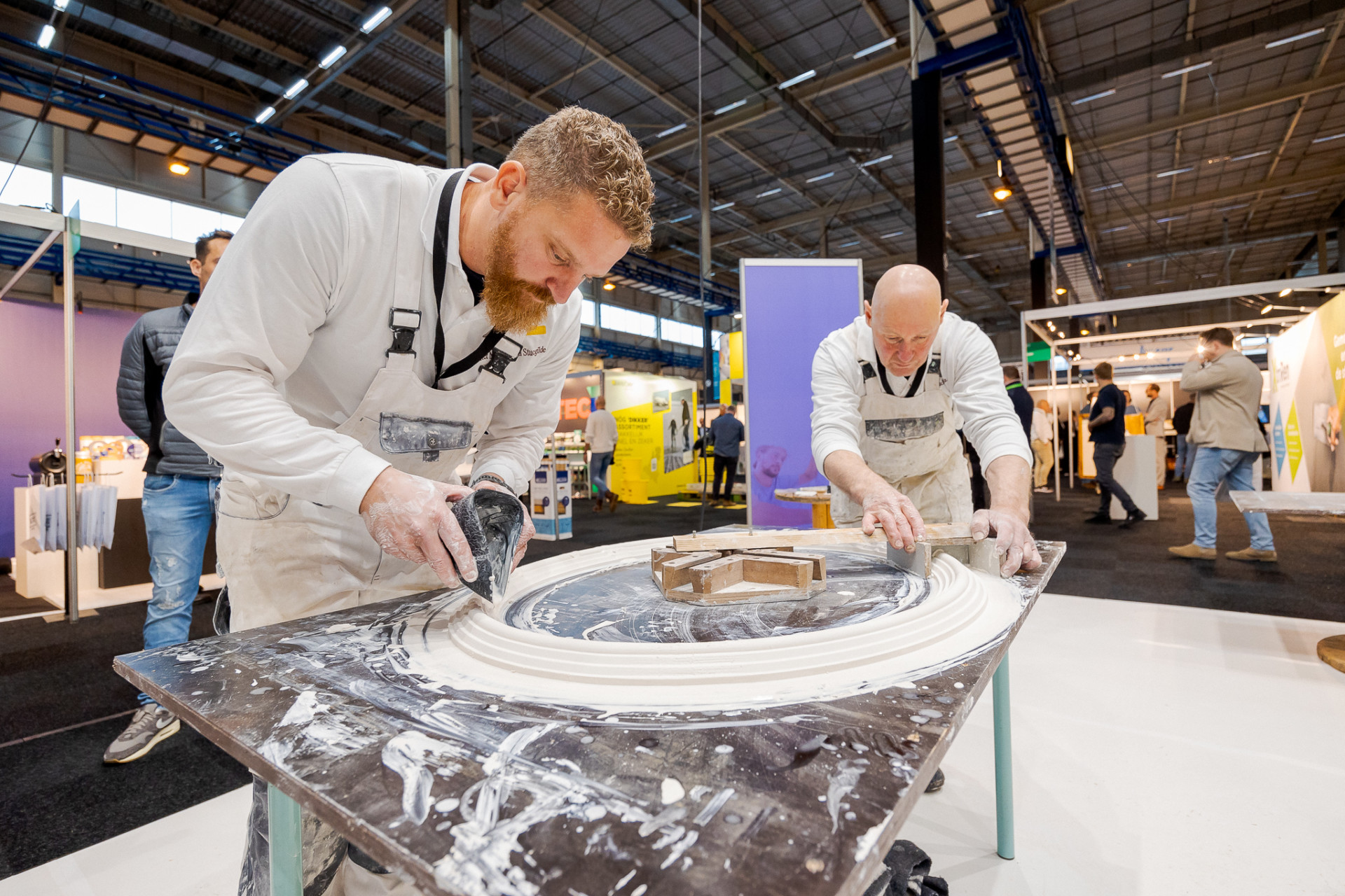 Stucgilde aan het werk op afbouw vakdagen