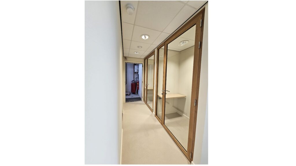 Jensz Wood – Volglazen wanden met massief eikenhouten profielen en deuren