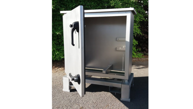 Armoire en acier inoxydable entièrement assemblée et montée sur la base pour éviter les dommages au transport.