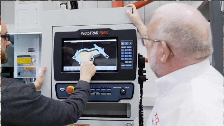Les nouvelles fraiseuses ProtoTRAK TMC. La toute première machine 3 en 1 exposée dans notre showroom