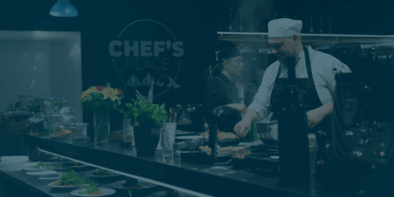 Chef bereidt gerechten in professionele restaurantkeuken