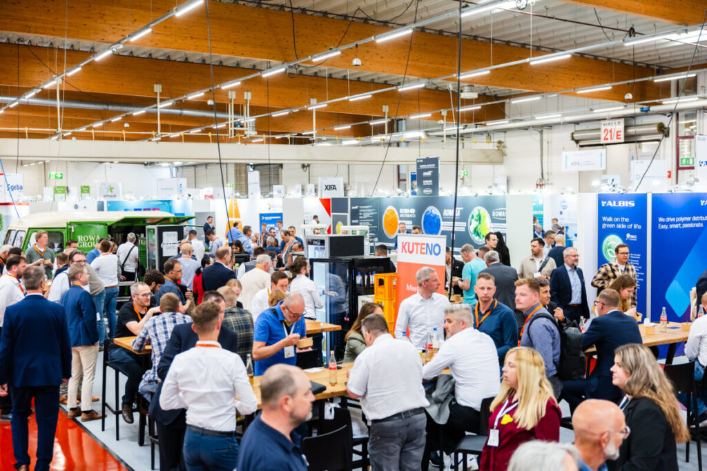 Viele Menschen in der Messehalle der Kuteno 2025 in Bad Salzuflen