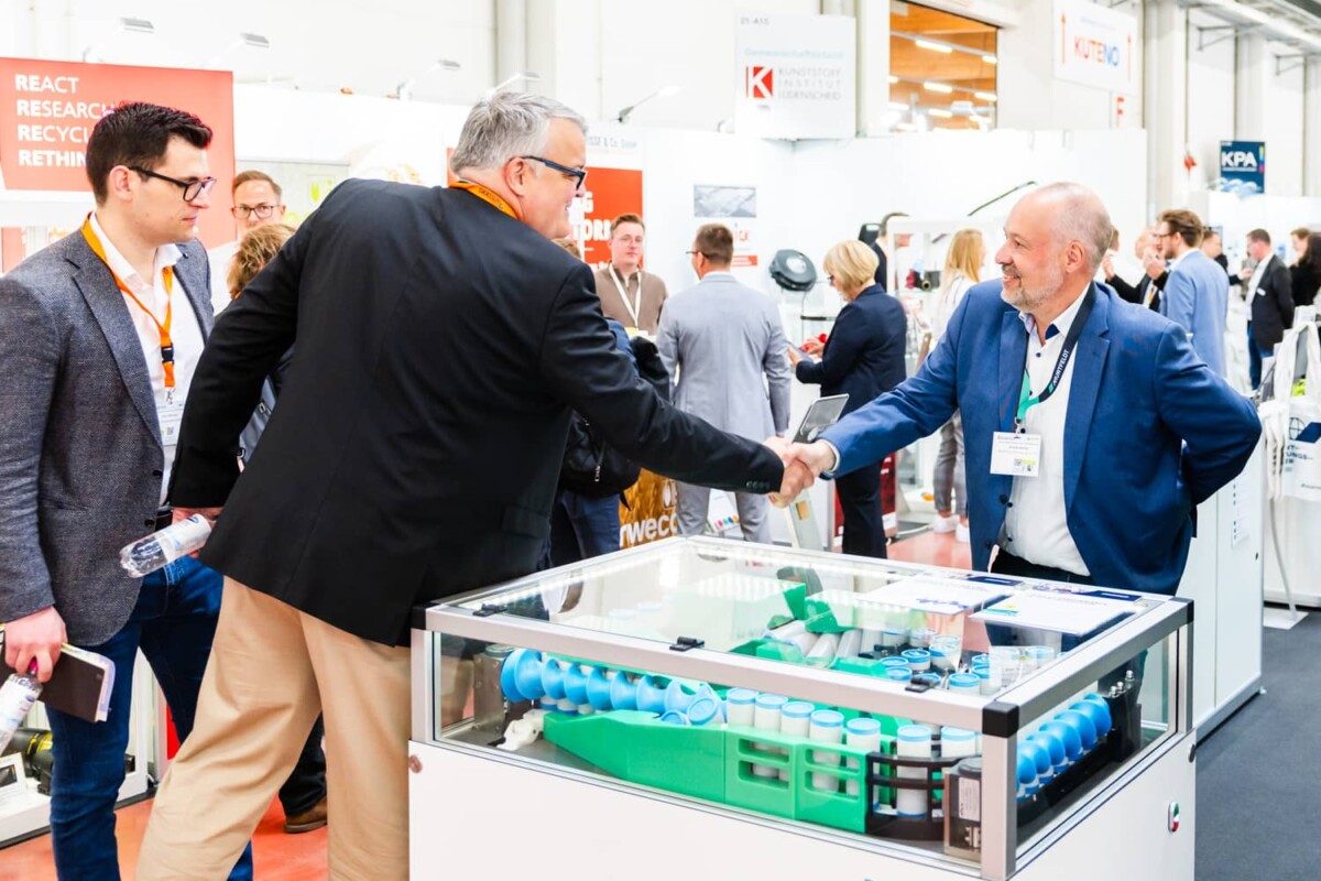 Handschlag über Anlage auf der KUTENO