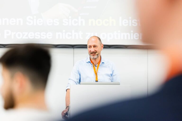 Markus Rausch von Tebis Consulting auf der Blue Stage der KUTENO 2026