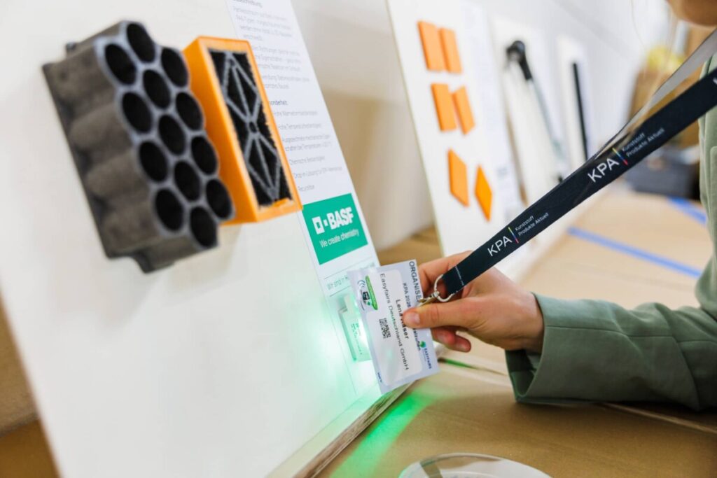 Per Touch and Collect können Besucher ihre Daten bei den Materialien hinterlegen, an denen sie besonders Interessiert sind. Im Gegenzug erhalten sie weiterführende Informationen zu den ausgestellten Materialien.