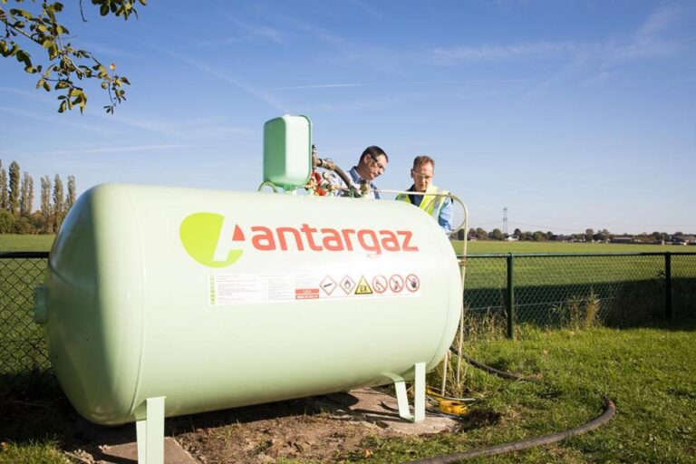 Propangas in einem Tank, auf Wunsch mit Installation.