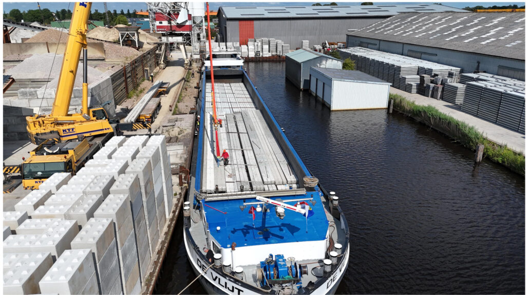 Dam Beton heeft 600 heipalen vervoerd over het water: duurzaam transport vanuit Akkrum naar Amsterdam 🌍