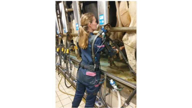 SKELEX 360 “Happy Milker”   “Het alternatief voor melkveehouders die geen gebruik maken van een melkrobot”  SKELEX-exoskeletten maakt gebruik van de de unieke Flex-Frame-Technologie, hierdoor maximaal comfort tijdens het melken.