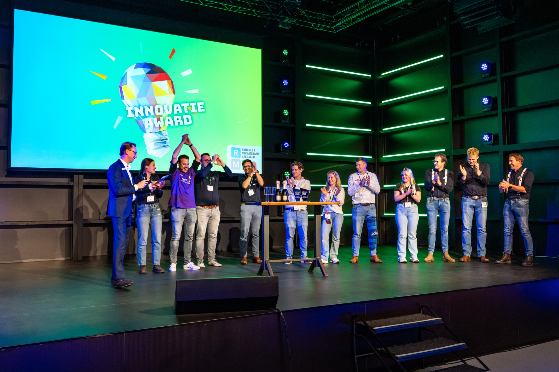 Winnaars vieren Innovatie Award op podium