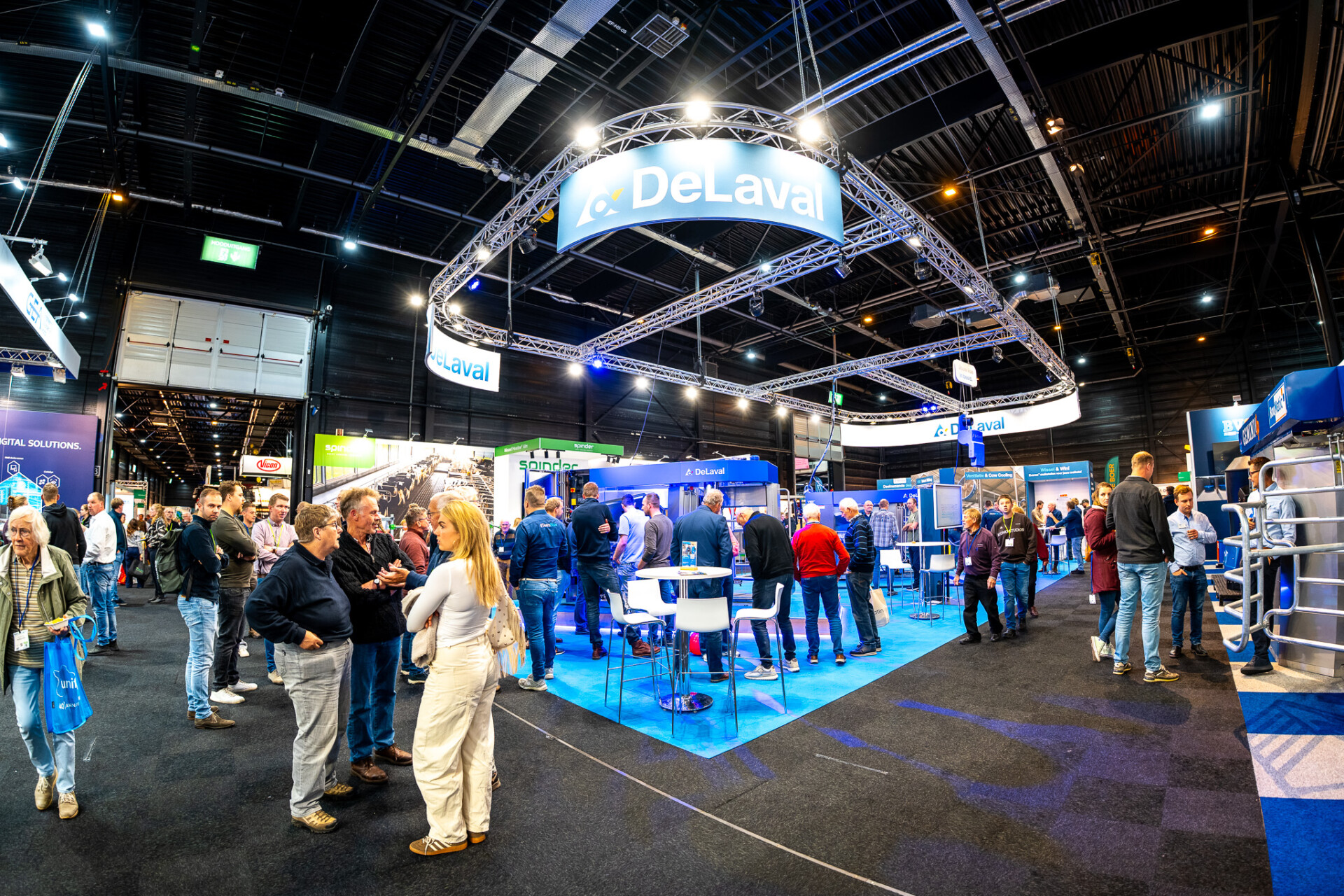 Bezoekers bij de DeLaval-stand op een landbouwbeurs
