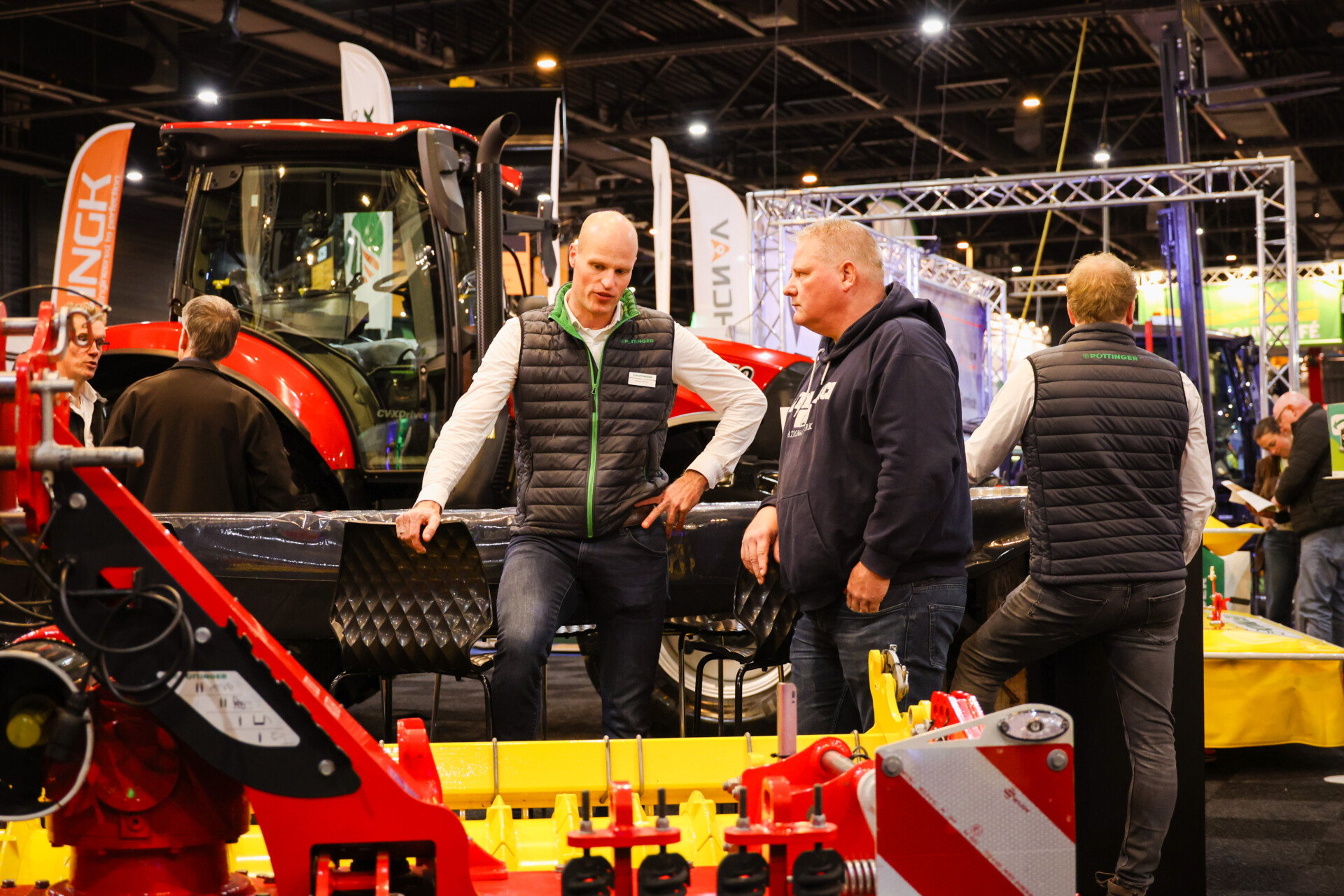 Bezoekers bekijken landbouwmachines op een beurs