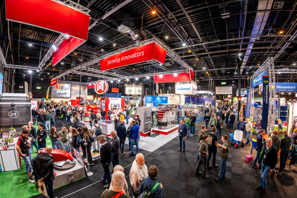 Drukke landbouwbeurs met stands en bezoekers
