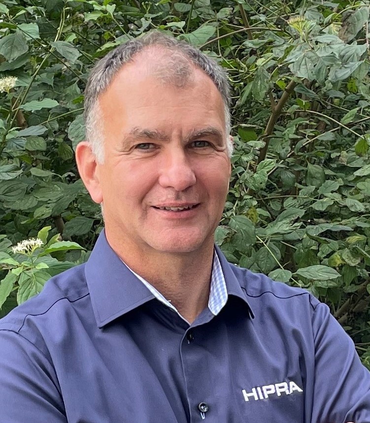 Portret van glimlachende man in HIPRA-overhemd buiten