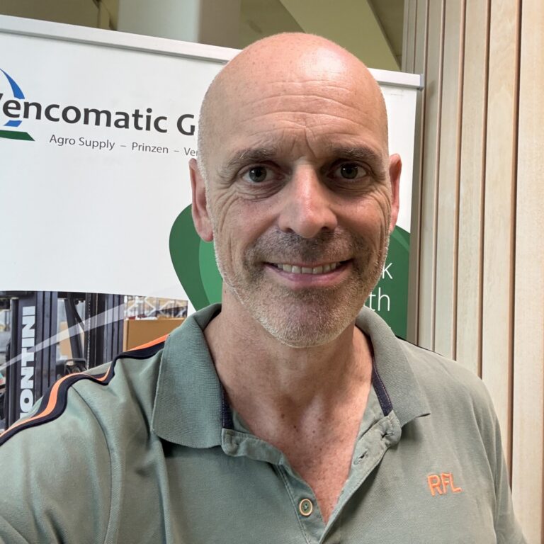 Glimlachende man voor Vencomatic Group-banner