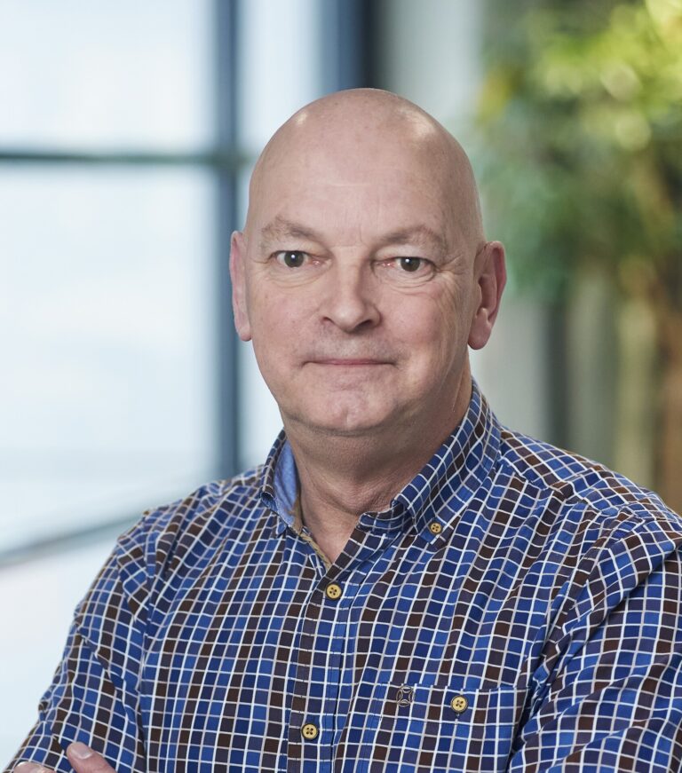 Portret van kalende man in geruit blauw overhemd
