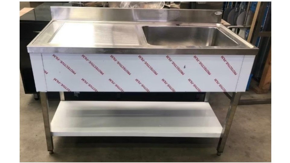 RVS afwasplaats op poten, inclusief kraangat.