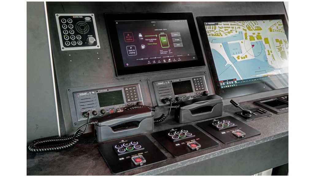 EAO a intégré ces claviers dans un panneau personnalisé avec bouton d’arrêt d’urgence et texte lumineux. Trois panneaux dans la console de passerelle d’un navire à propulsion électrique. Toutes les fonctions de fonctionnement sont effectuées via CANbus.