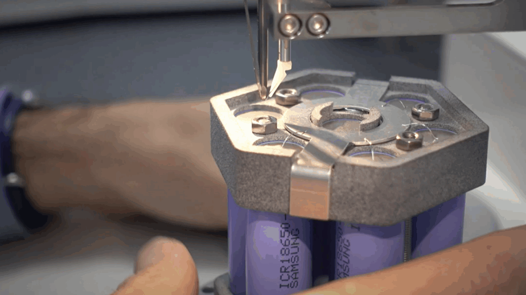 TPT HB30 Heavy Wire Bonder met automatische Z- & Y-as is ideaal voor bonden van cellen in battery packs