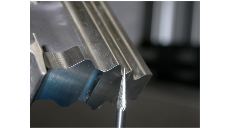 automatisiertes Entgraten von Bauteilen