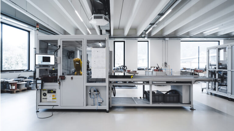 Pr&uuml;fzellen von Micros Automation  Diese kompakte Pr&uuml;fzelle kombiniert visuelle und mechanische Pr&uuml;fungen mit einer integrierten DMC-Markierung &ndash; f&uuml;r maximale Prozesssicherheit und R&uuml;ckverfolgbarkeit.