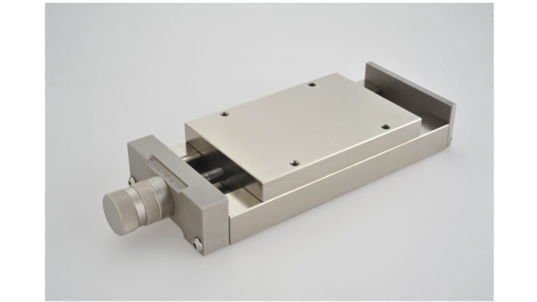Manuelle Schlittenführungen sind in zwei maßlich identischen Baureihen als Schwalbenschwanzführungen oder als Rollenschlitten lieferbar in den Breiten von 30 bis 400 mm und Längen von 35 bis 1800 mm.