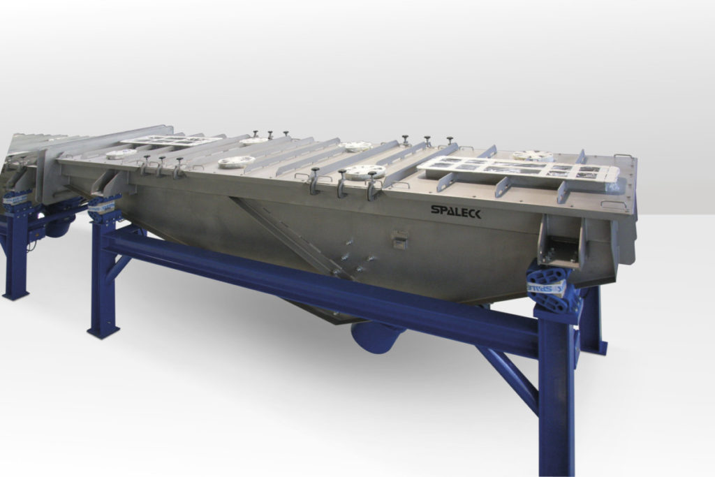 Vibrating conveyor for synthetic powder