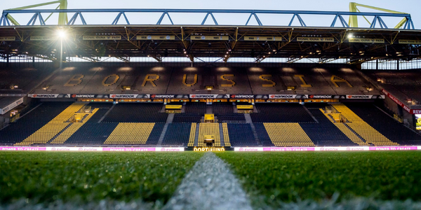 Zuschauerränge des BVB-Stadions vom Rasen aus fotografiert