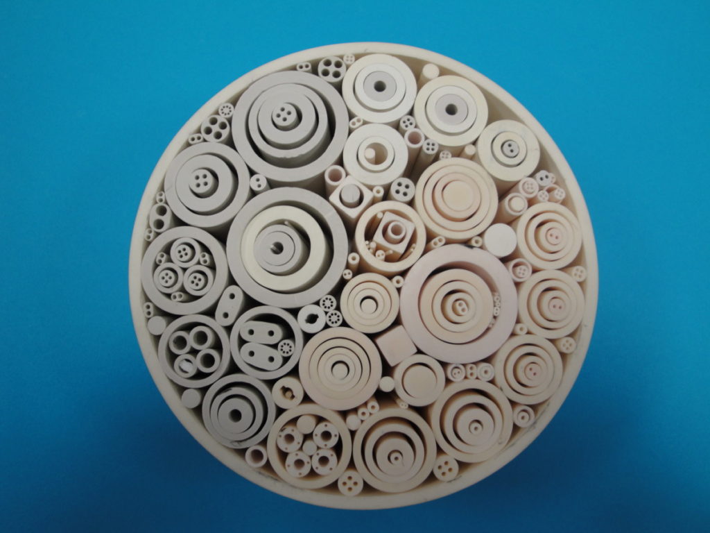 Ceramic tubes and insulators for termocouples