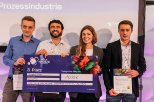 Gewinner halten Check in der Hand und schauen in die Kamera