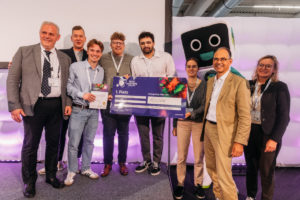 Gewinner halten Check in der Hand und schauen in die Kamera