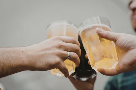 Bild anstoßende Hände