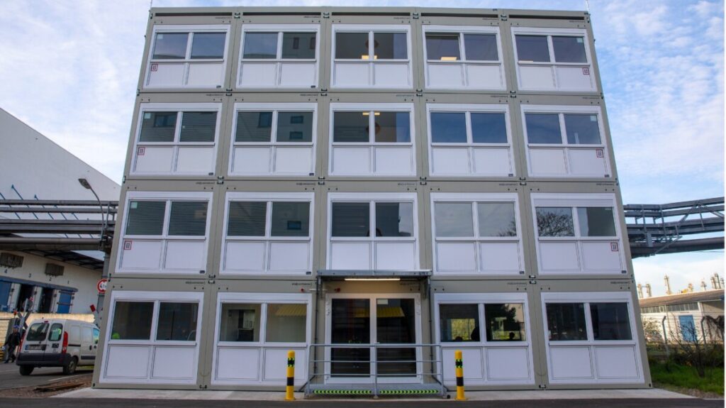 Prendre de la hauteur avec des conteneurs