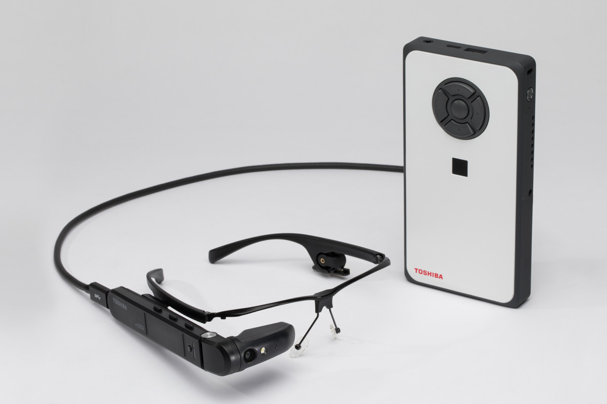DE-100 with AR100_1.jpg Assisted Reality Lösung: dynaEdge DE-100 mit Datenbrille AR100