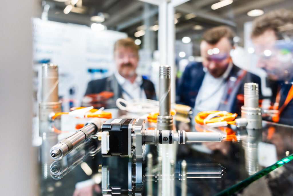 Kunststoffteile in Vitrine auf der KPA 2025