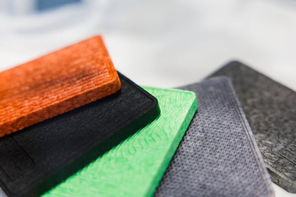 Verschiedene alternative Materialien; Rezyklate, Material aus Lignin oder weiteren bio-basierten Rohstoffen