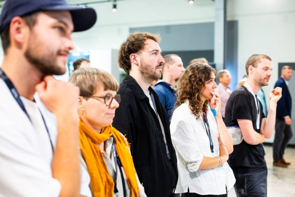 Die Besucher folgen interessiert den kurzen Pr&auml;sentationen der Designer.