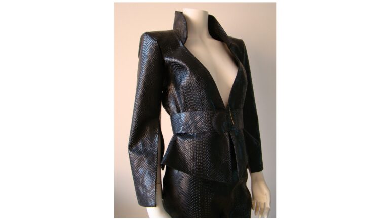 Handgemaakte kostuums op maat voor LARP, theater en film. Elk ontwerp past bij jouw karakter.