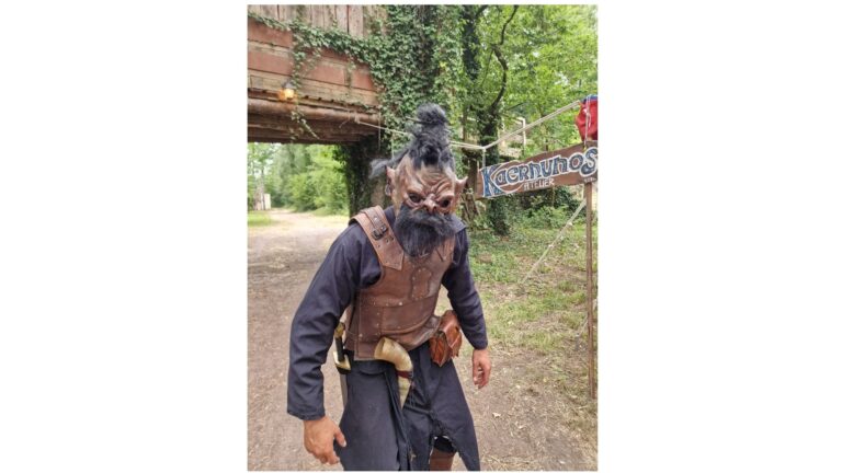 Masques en latex faits main, détaillés et soignés. Confortables, durables et vivants pour GN, théâtre ou cinéma.