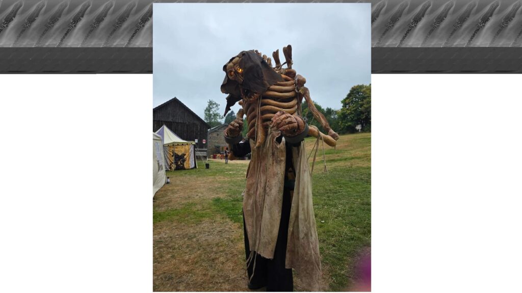 Créations portables faites main, alliant confort, style et histoire. Chaque pièce est unique et sur mesure.