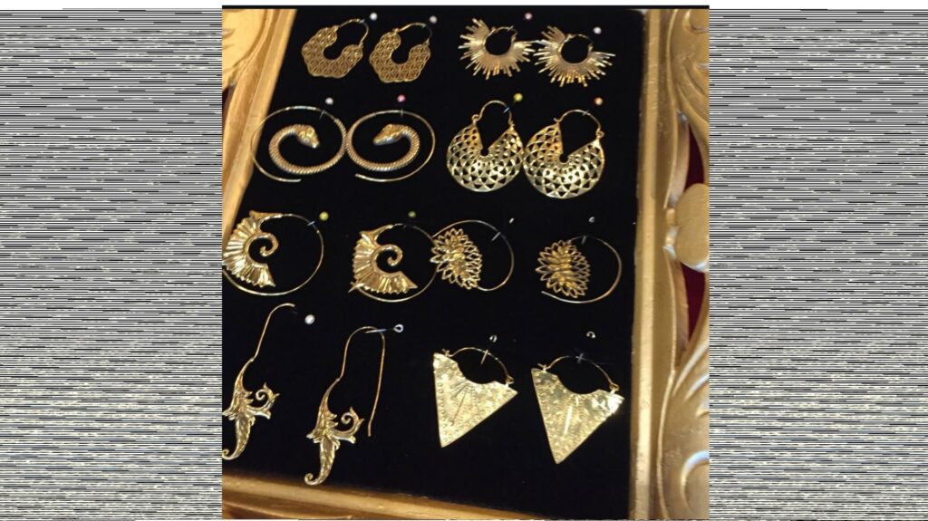 Découvrez des bijoux faits main, créés avec passion, avec ou sans pierres naturelles. Chaque pièce exprime l’élégance, le savoir-faire artisanal et la beauté intemporelle inspirée par la nature.