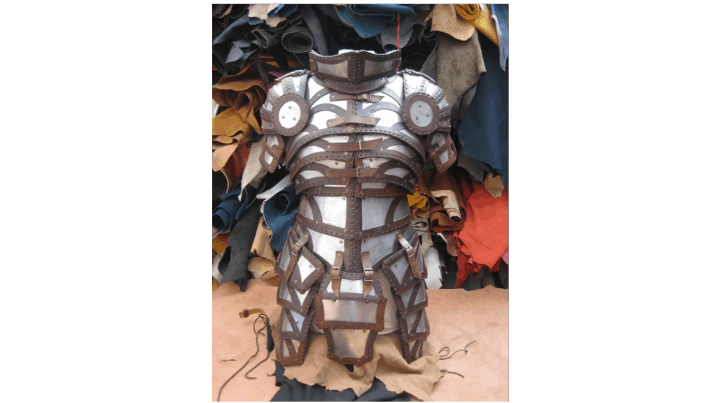 Armure en métal artisanale, alliant robustesse, confort et design intemporel pour reconstitutions, cosplay ou collection.