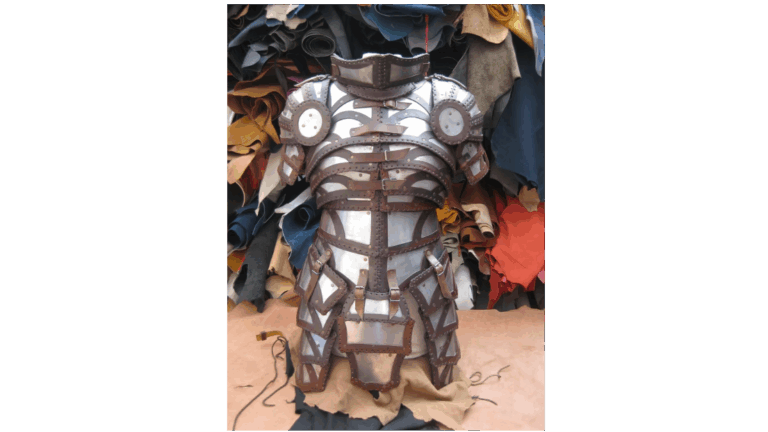 Armure en métal artisanale, alliant robustesse, confort et design intemporel pour reconstitutions, cosplay ou collection.
